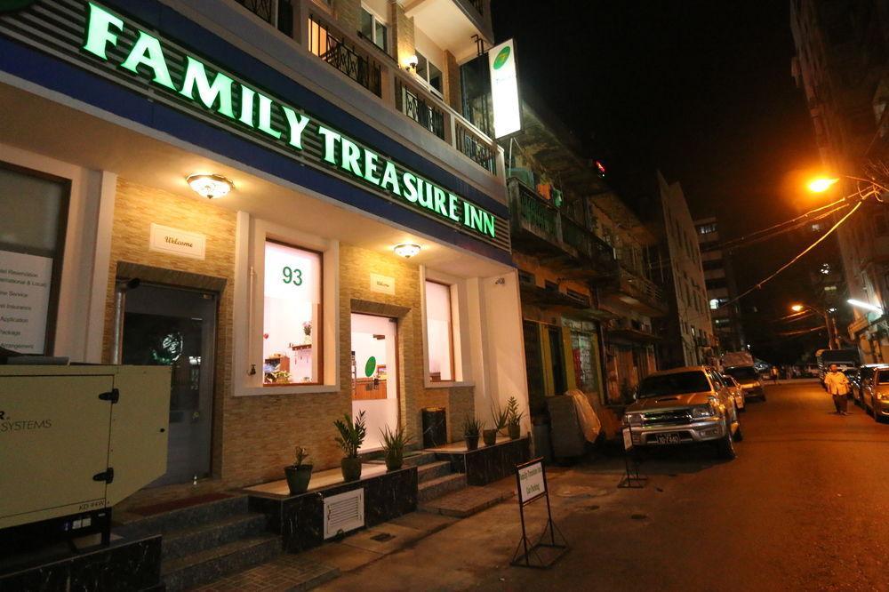 Family Treasure Yangon Hotel Buitenkant foto