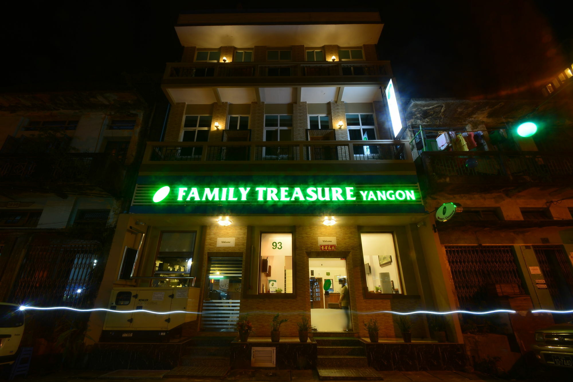 Family Treasure Yangon Hotel Buitenkant foto