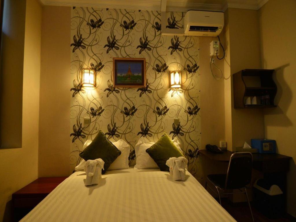 Family Treasure Yangon Hotel Buitenkant foto